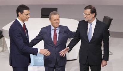 Rajoy y Sánchez se saludan antes del cara a cara de 2015. 