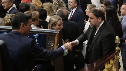 Pedro Sánchez saluda este martes a Oriol Junqueras desde su escaño del Congreso