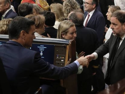 Pedro Sánchez saluda este martes a Oriol Junqueras desde su escaño del Congreso