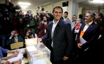 El líder de Ciudadanos, Albert Rivera, ejerce su derecho al voto este domingo en un colegio electoral de L'Hospitalet (Barcelona).
