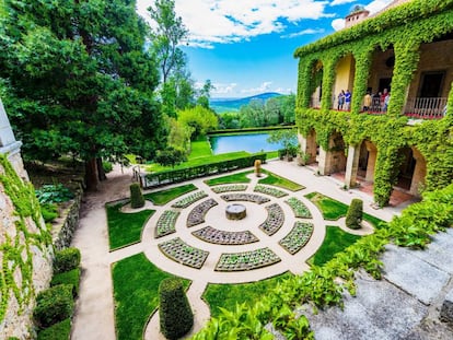 El jardín de Caballerizas y la galería del Emperador en el monasterio de Yuste, en la provincia de Cáceres.