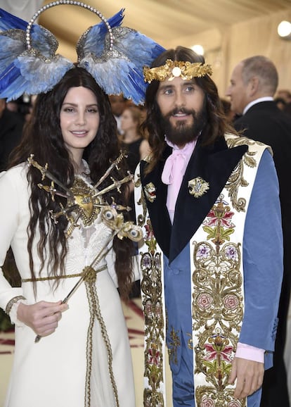 A cantora Lana Del Rey e o ator Jared Leto no MET Gala 2018, a festa do Metropolitan Museum of Art's, de Nova York, inspirado na temática cristã.