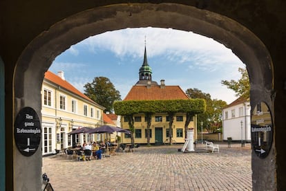 En la isla de Ærø se encuentra la villa más pequeña del país, Ærøskøbing (928 habitantes), del siglo XIII. También es, probablemente, el pueblo con más encanto de Dinamarca. Muchas de sus viejas casas con tejado de teja han sido declaradas patrimonio nacional. Como curiosidad, un museo repleto de rarezas viajeras del escultor Hammerichs Hus (arremus.dk).