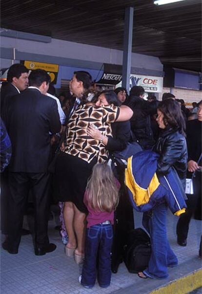 Una ecuatoriana se despide de sus hijos en el aeropuerto de Quito.