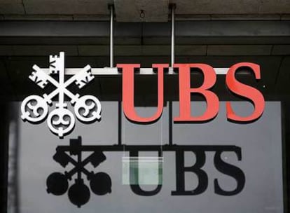 Logotipo de UBS en la fachada de una oficina en Aarau (Suiza).