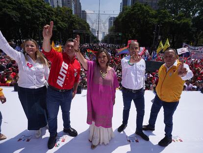 Xóchitl Gálvez con los dirigentes del PRI, PAN y PRD, el 3 de septiembre en Ciudad de México.