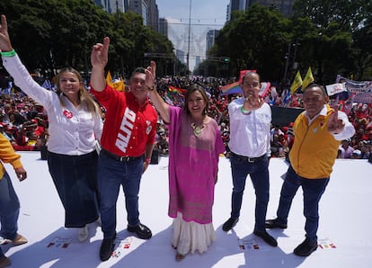 Cecilia Romero, Alejando Moreno, Xóchitl Gálvez, Marko Antonio Cortés y Jesús Zambrano saludan durante un evento político en el monumento al Ángel de la Independencia, en Ciudad de México, en septiembre de 2023. 