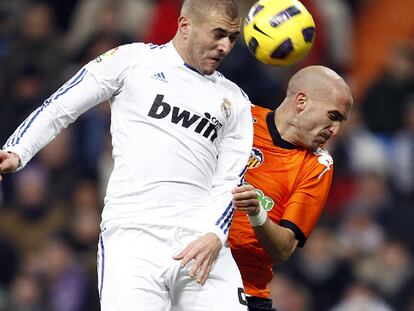 Benzema remata de cabeza anticipándose a Bruno.
