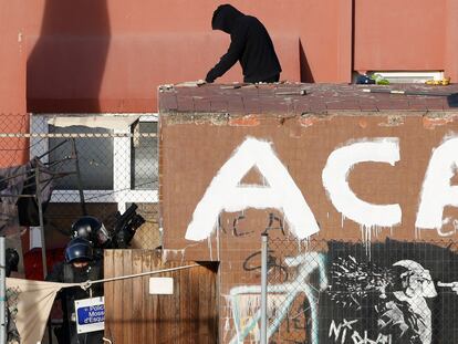 Los Mossos acceden al interior de una de los edificios okupados del barrio de Bonanova de Barcelona, este jueves.