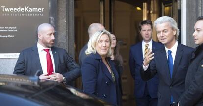 El l&iacute;der ultraderechista holand&eacute;s Geert Wilders (segundo por la derecha) recibe a la cabeza del Frente Nacional franc&eacute;s Marine Le Pen, en La Haya en noviembre. 