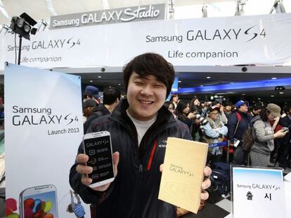 Song Suk-hyeon, de 26 a&ntilde;os, primer cliente en adquirir el Samsung Galaxy S4 en Se&uacute;l.