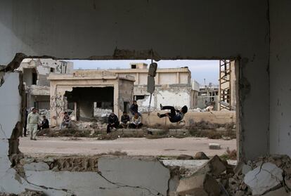 El entrenador de parkour Ibrahim al-Kadiri practica los saltos entre los edificios destruidos por la guerra en la ciudad rebelde de Inkhil.