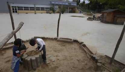 La pista sin porterías ni canastas de El Martinet, rodeada de cabañas de madera y montículos de tierra.