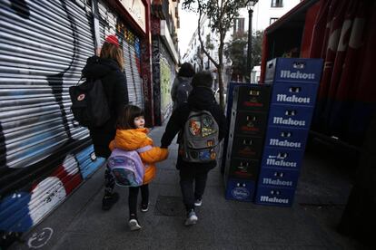 Teresa de las Cuevas, vecina de Malasaña, lleva al colegio a sus hijos Telmo, de 8 años, y Antela, de 4.