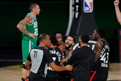 Los jugadores de los Raptors celebran con Anunoby el triple que les dio el triunfo ante los Celtics.
