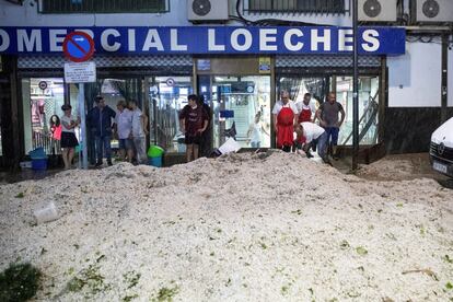 Vecinos de Arganda del Rey se muestran impotentes ante la cantidad de granizo caído.