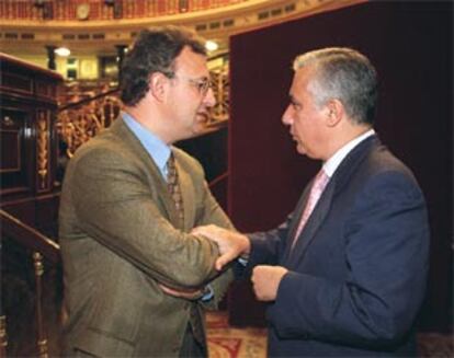 Jesús Caldera, portavoz parlamentario del PSOE, y Javier Arenas, secretario general del PP, en el Congreso.
