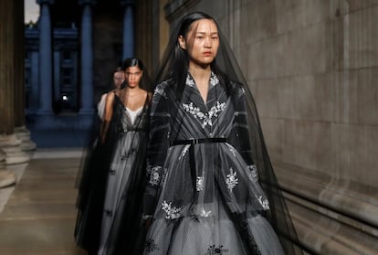 Modelos vestidas de negro posan al final del desfile de Erdem en la semana de la moda de Londres, el pasado 18 de septiembre.