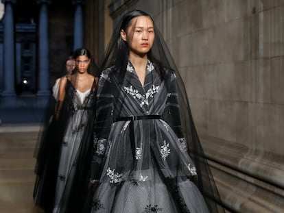 Modelos vestidas de negro posan al final del desfile de Erdem en la semana de la moda de Londres, el pasado 18 de septiembre.