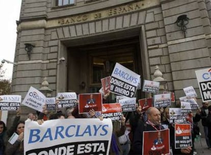 Afectados por Lehman Brothers en Barcelona, en la protesta de ayer ante el Banco de España.