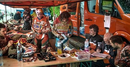 Laia Sanz e Iv&aacute;n Cervantes, campe&oacute;n del mundo de Enduro, reponen fuerzas en la carpa del equipo KTM del Campeonato de Espa&ntilde;a.