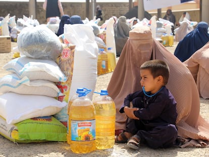 Una mujer afgana y su hijo, durante una distribución de ayuda humanitaria de la ONG británica UMMAH Welfare Trust en Kandahar, el 10 de agosto.