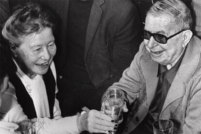 Jean-Paul Sartre con su compañera Simone de Bevoir en 1974.