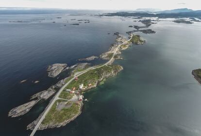 Carretera del Altántico conecta de isla en isla las ciudades de Molde y Kristiansund.