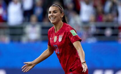 Alex Morgan comemora um dos cinco gols contra a Tailândia na Copa.