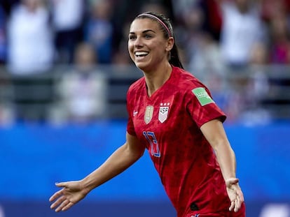 Alex Morgan comemora um dos cinco gols contra a Tailândia na Copa.