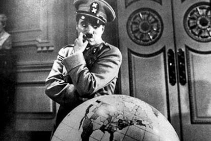 Charles Chaplin, en una imagen de <i>El gran dictador.</i>