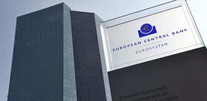 Vista del logotipo del Banco Central Europeo (BCE) en su sede de Fráncfort, Alemania.