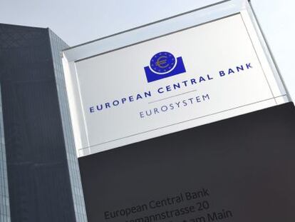 Vista del logotipo del Banco Central Europeo (BCE) en su sede de Fr&aacute;ncfort, Alemania.