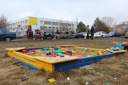 Coches destrozados en Razumnoe, que pertenece a la región de Bélgorod, a causa de un ataque ucranio, este martes.