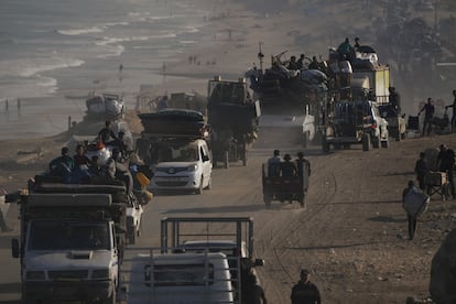 Palestinos desplazados huyen de Ciudad de Gaza, a pie y en vehículos, cargando sus pertenencias a lo largo de la carretera costera hacia el sur de la Franja.