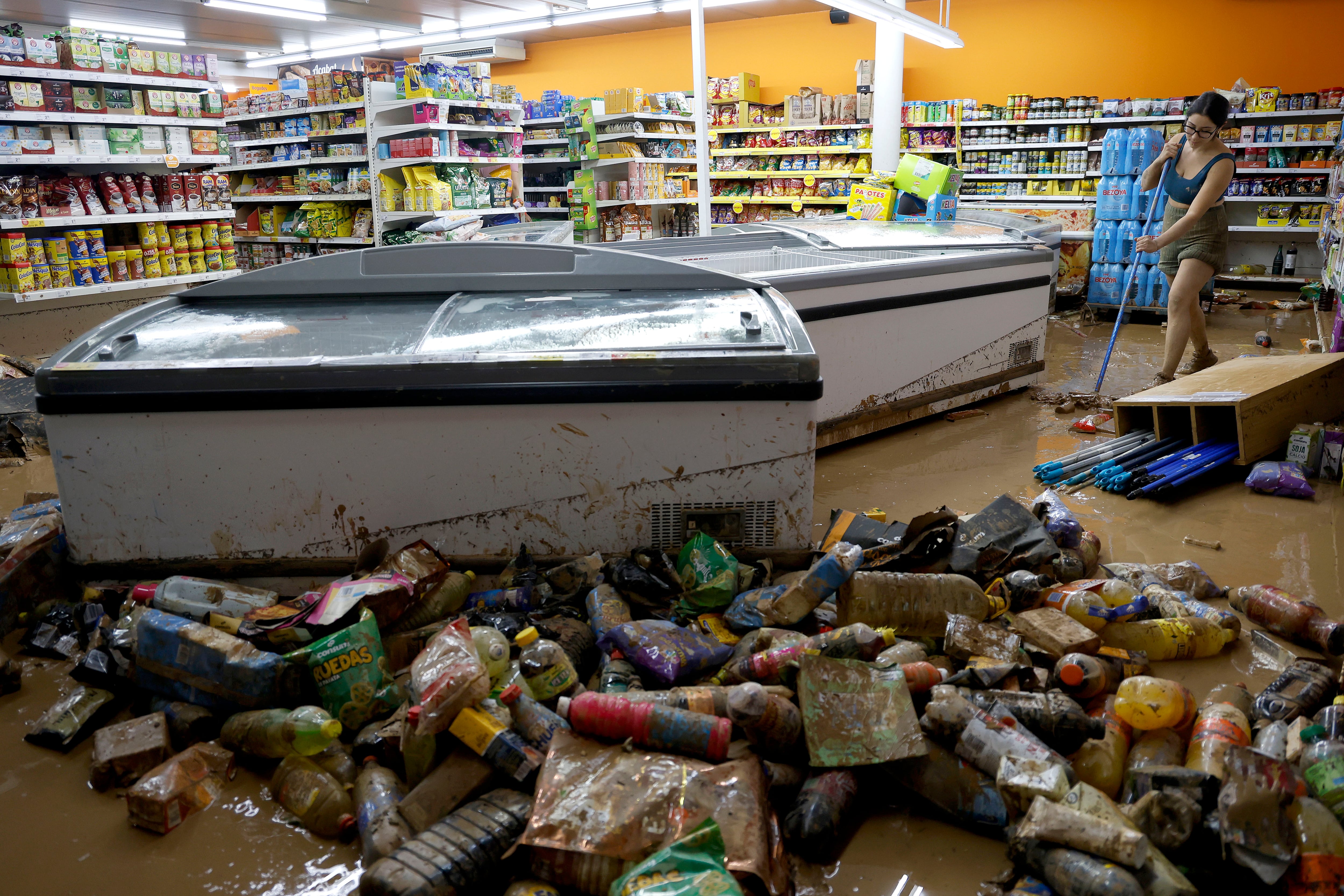 Un comercio en Picanya, Valencia, este jueves, tras la dana.