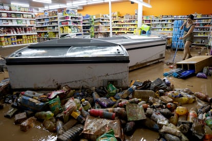 Un comercio en Picanya, Valencia, este jueves, tras la dana.