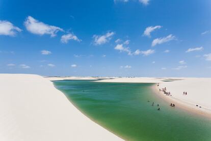 À primeira vista parece uma miragem, mas o Parque Nacional dos Lençóis Maranhenses não tem nada de ilusão de ótica. Localizado no nordeste do Estado do Maranhão, forma uma paisagem de dunas brancas envolventes intercaladas com lagoas da cor do mar ou do céu, irresistíveis, que só despontam entre março e setembro. Do ar, parecem lençóis ondulados estendidos em todas as direções. Os Lençóis Maranhenses podem ser alcançados a partir da cidade vizinha de Barreirinhas – a 5 horas de carro da capital, São Luís – de onde saem passeios em veículos off-road que costumam ir até algumas das maiores lagoas do parque: Lagoa Azul e Lagoa Bonita.