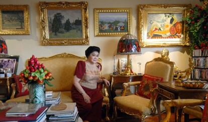 Imelda Marcos posa en 2007 con varias obras de su colecci&oacute;n, entre ellas un Picasso