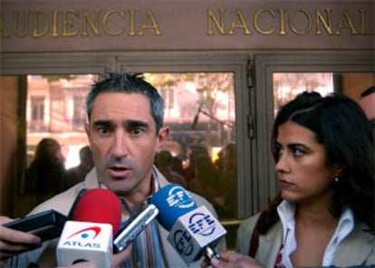 Jon Sistiaga, y Olga Rodríguez, atienden a los medios de comunicación a su llegada a la Audiencia Nacional.