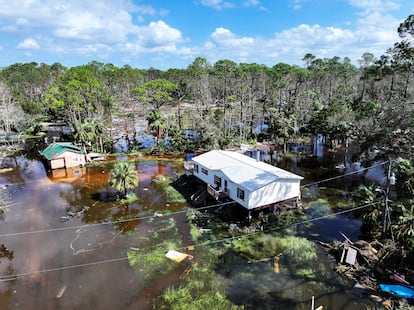 Hasta el mediodía de la costa este, más de 4,3 millones de clientes estaban sin servicio eléctrico desde Florida hasta Virginia. Después de tocar tierra floridana como un huracán de categoría 4, 'Helene' se debilitó y pasó a ser nuevamente una tormenta tropical.