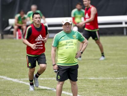 Miguel Herrera, durante un entrenamiento este lunes.