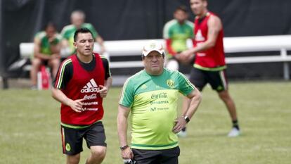 Miguel Herrera, durante un entrenamiento este lunes.