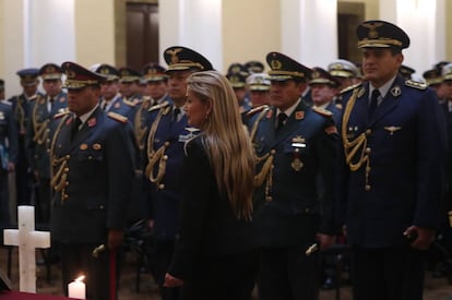 La presidente interina de Bolivia, Jeanine Áñez, en un acto con la cúpula militar, en una imagen de archivo.