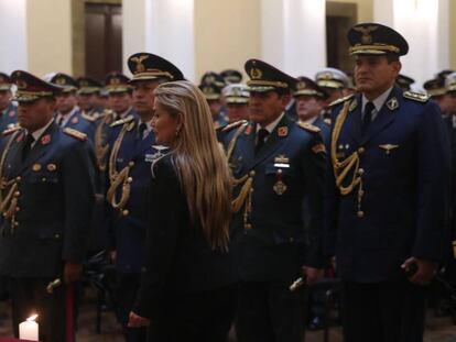 A presidenta interina da Bolívia, Jeanine Áñez, diante da cúpula militar do país, na quarta-feira. 