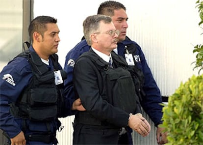 Cavallo, escoltado por policías en el aeropuerto de Ciudad de México el 28 de junio, antes de su extradición.