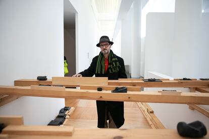 El artista Pep Duran, con su obra-instalación 'Updated' (1997) en el Macba.