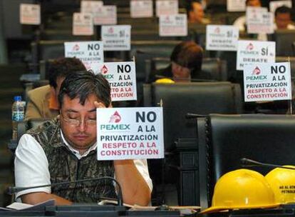 Diputados que protestan con un ayuno contra la reforma energética, ayer en el Congreso mexicano.