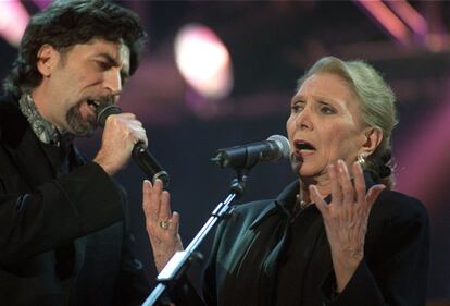 Joaquín Sabina junto con María Dolores Pradera actuando en la V edición de los Premios de la Música, en 2001. 