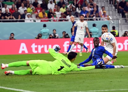 El portero de Irán, Alireza Beiranvand, salva un disparo de Timothy Weah, de EE UU, durante el encuentro del grupo B en Doha.